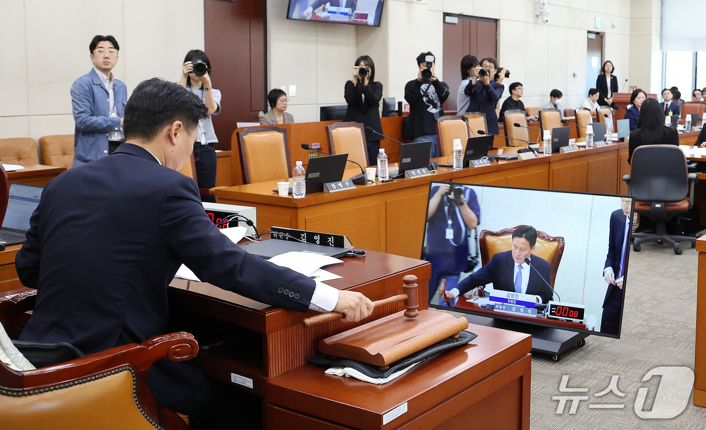 (서울=뉴스1) 박지혜 기자 = 김영진 국회 행정안전위원장이 15일 오전 서울 여의도 국회에서 열린 행정안전위원회 전체회의에서 국민의힘 의원들이 퇴장한 가운데 안건을 의결하고 있다 …