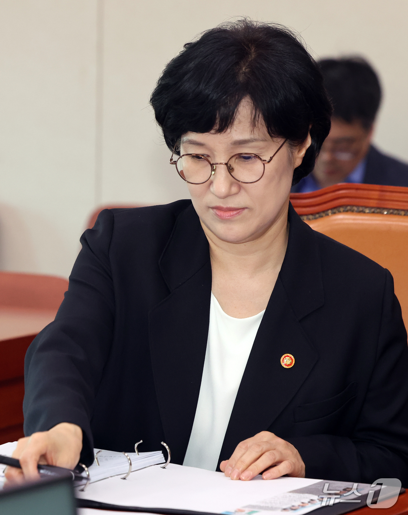(서울=뉴스1) 황기선 기자 = 원민경 성평등가족부 장관이 15일 서울 여의도 국회에서 열린 성평등가족위원회 전체회의에 자리하고 있다.  2026.9.15/뉴스1