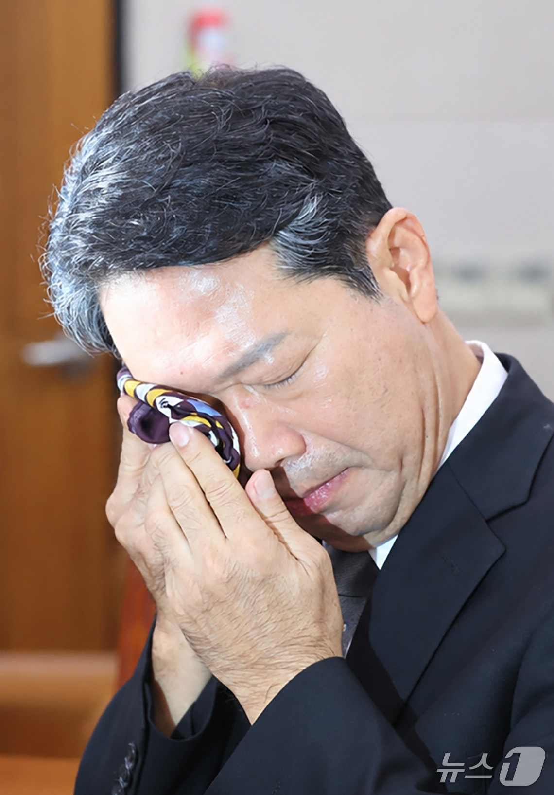 (서울=뉴스1) 신웅수 기자 = 김승원 법무부 장관 후보자가 15일 서울 여의도 국회 법제사법위원회에서 열린 인사청문회에서 발언하며 손수건으로 눈가를 닦고 있다.  2026.9.1 …