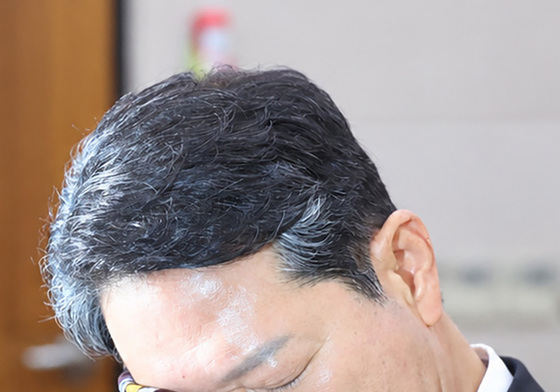눈가 닦는 김승원