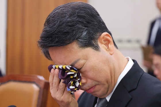 눈물 닦는 김승원 후보자