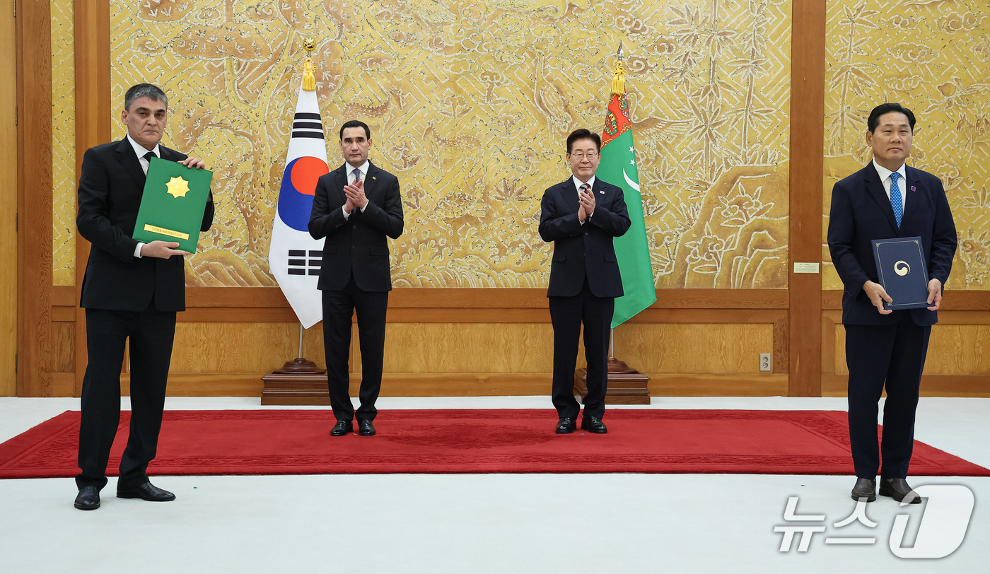 (서울=뉴스1) 허경 기자 = 김용석 대도시권광역교통위원회 위원장과 마멧 아크맘메포드 철도교통부 장관이 15일 청와대에서 이재명 대통령과 세르다르 베르디무하메도프 투르크메니스탄 대 …