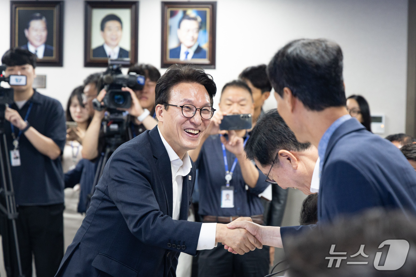 (서울=뉴스1) 유승관 기자 = 김민석 더불어민주당 대표가 15일 서울 여의도 중앙당사에서 열린 제1차 시·도당위원장연석회의에서 시도당위원장들과 인사하고 있다. 2026.9.15/ …