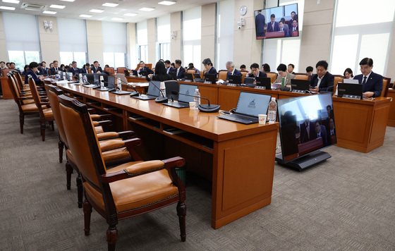 국힘 행안위원들, 일방적인 법안 처리에 반대하며 의결 직전 퇴장