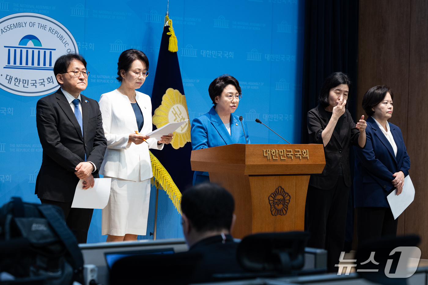 (서울=뉴스1) 유승관 기자 = 조국혁신당 의원들이 15일 서울 여의도 국회 소통관에서 김지용 중대범죄수사청장 후보자 관련 기자회견을 하고 있다.왼쪽부터 조국혁신당 차규근, 백선희 …