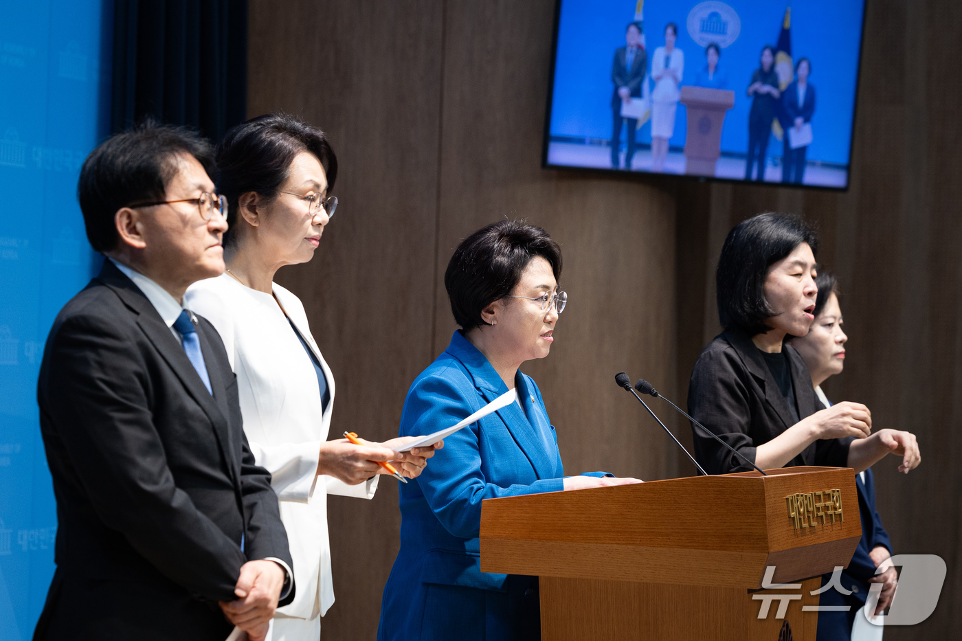 (서울=뉴스1) 유승관 기자 = 조국혁신당 의원들이 15일 서울 여의도 국회 소통관에서 김지용 중대범죄수사청장 후보자 관련 기자회견을 하고 있다.왼쪽부터 조국혁신당 차규근, 백선희 …