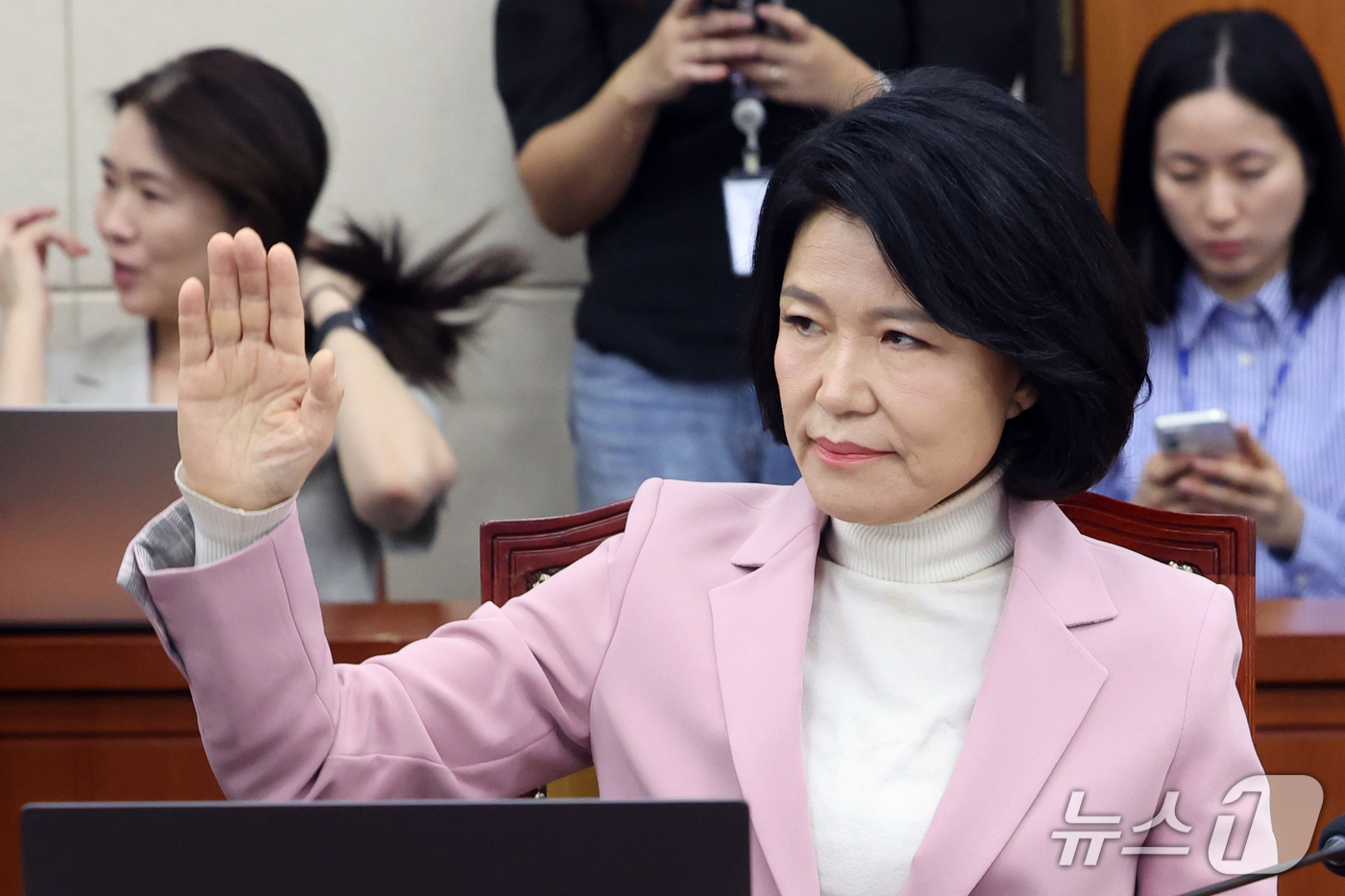 (서울=뉴스1) 황기선 기자 = 이진숙 국민의힘 의원이 15일 서울 여의도 국회에서 열린 과학기술정보방송통신위원회 전체회의에서 의사진행 발언을 요청하고 있다.  2026.9.15/ …