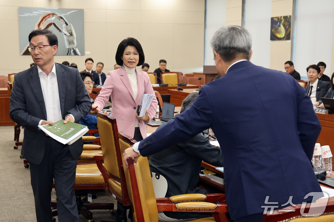 (서울=뉴스1) 황기선 기자 = 이진숙 국민의힘 의원이 15일 서울 여의도 국회에서 열린 과학기술정보방송통신위원회 전체회의에서 퇴장하고 있다. 이날 이 의원의 5·18 민주화운동 …
