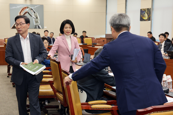 과방위 회의 중 퇴장하는 이진숙 의원