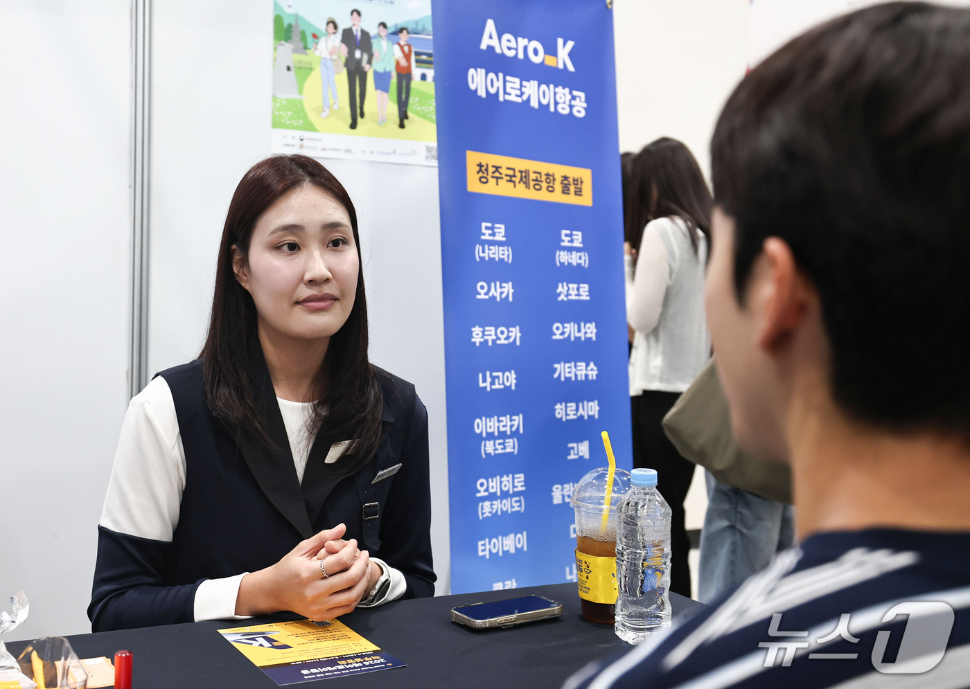(서울=뉴스1) 이종수 기자 = 15일 서울 서초구 aT센터에서 열린 ‘2026 관광 일자리페스타’에서 취업 준비생이 항공사 현직자에게 구직 상담을 받고 있다. 2026.9.15/ …