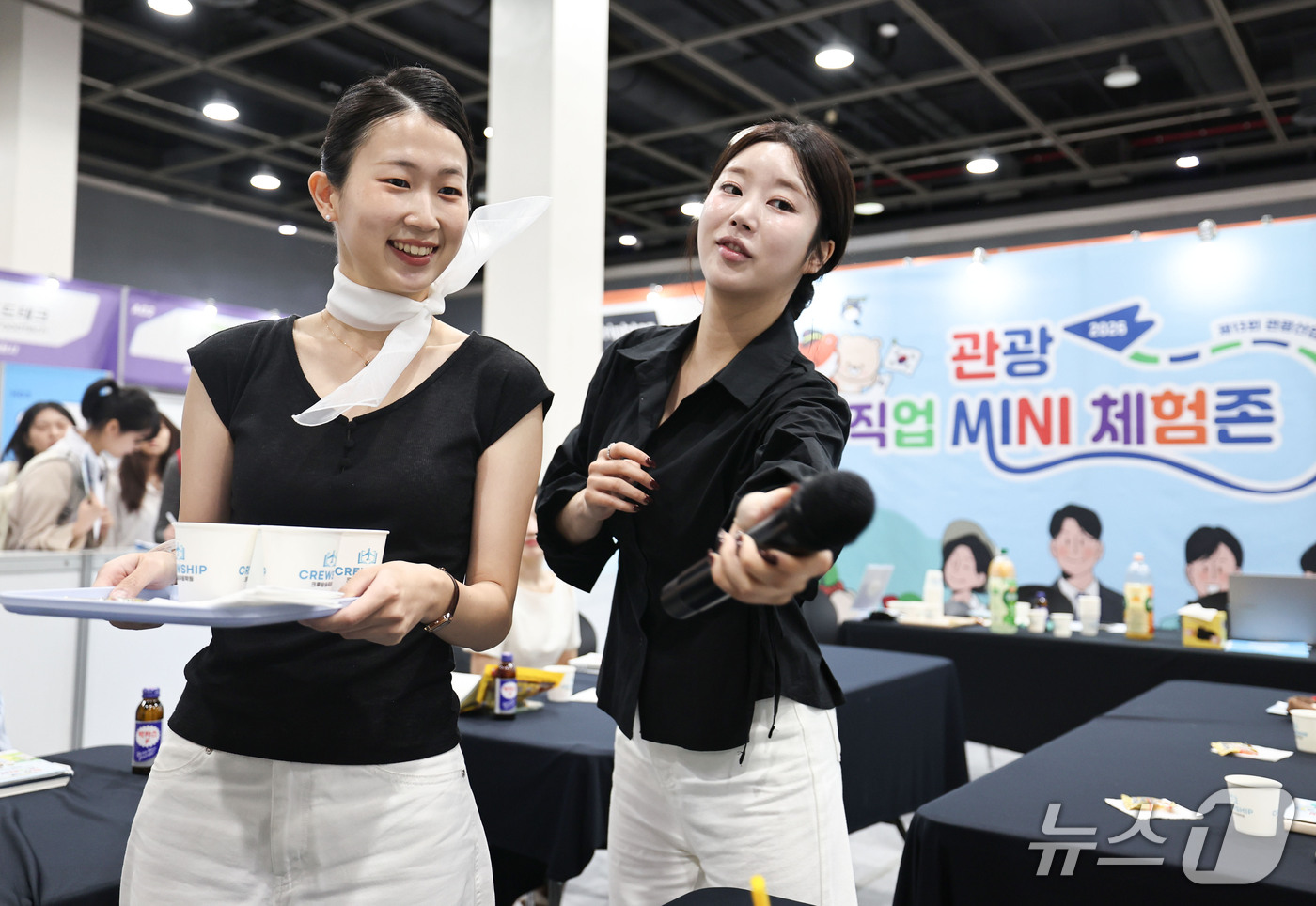 (서울=뉴스1) 이종수 기자 = 15일 서울 서초구 aT센터에서 열린 ‘2026 관광 일자리페스타’에서 한 취업 준비생이 승무원 직업 체험을 하고 있다. 2026.9.15/뉴스1