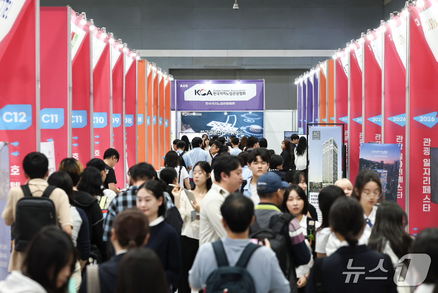 (서울=뉴스1) 이종수 기자 = 15일 서울 서초구 aT센터에서 열린 ‘2026 관광 일자리페스타’에서 취업 준비생들이 부스를 둘러보고 있다. 2026.9.15/뉴스1