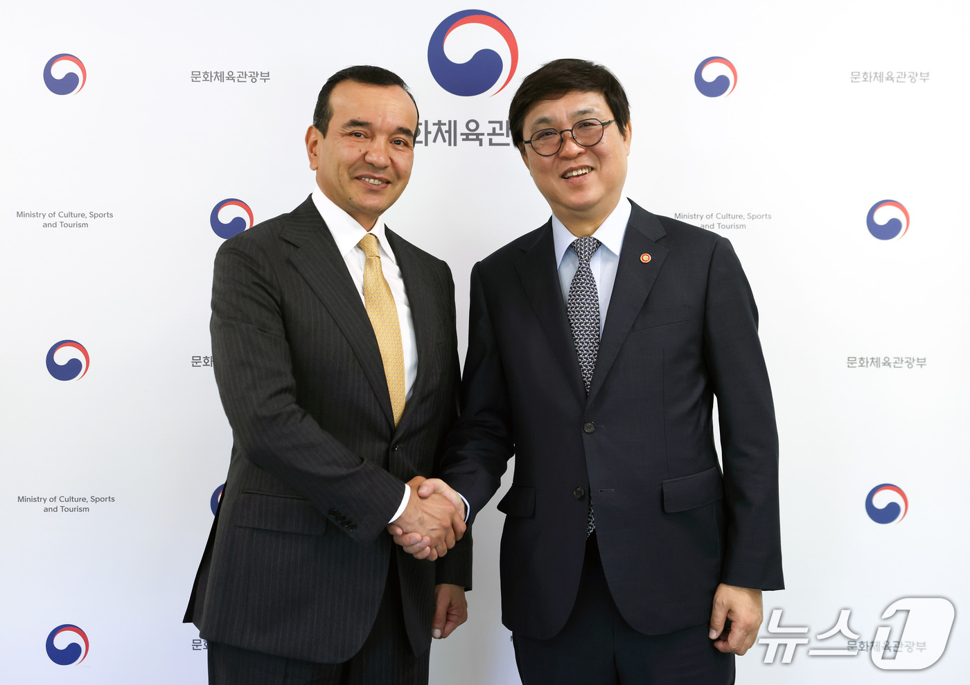 (서울=뉴스1) = 최휘영 문화체육관광부 장관이 15일 서울 종로구 국립현대미술관 서울관에서 오즈드베크 아흐마도비치 나자르베코프 우즈베키스탄 문화부 장관과 면담에 앞서 악수하고 있 …