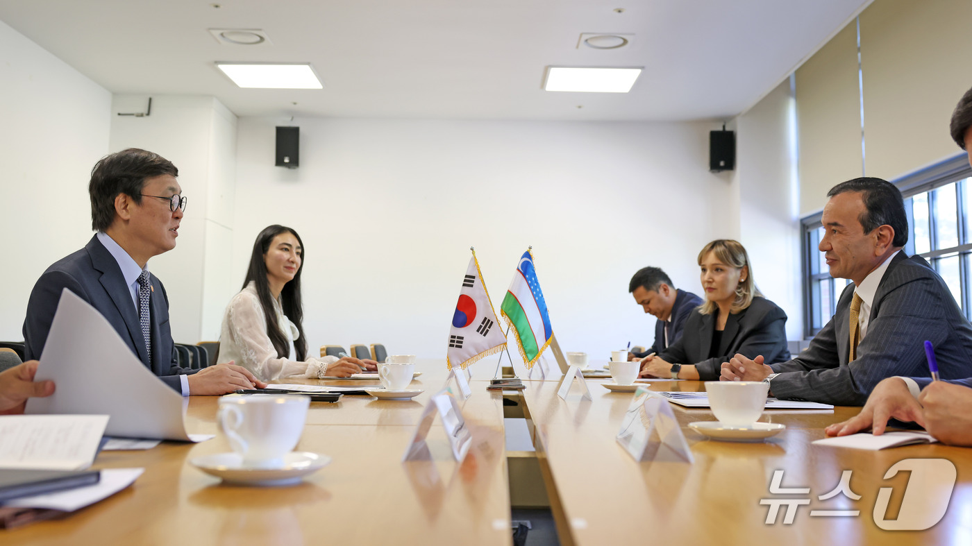 (서울=뉴스1) = 최휘영 문화체육관광부 장관이 15일 서울 종로구 국립현대미술관 서울관에서 오즈드베크 아흐마도비치 나자르베코프 우즈베키스탄 문화부 장관과 면담하고 있다. (문화체 …