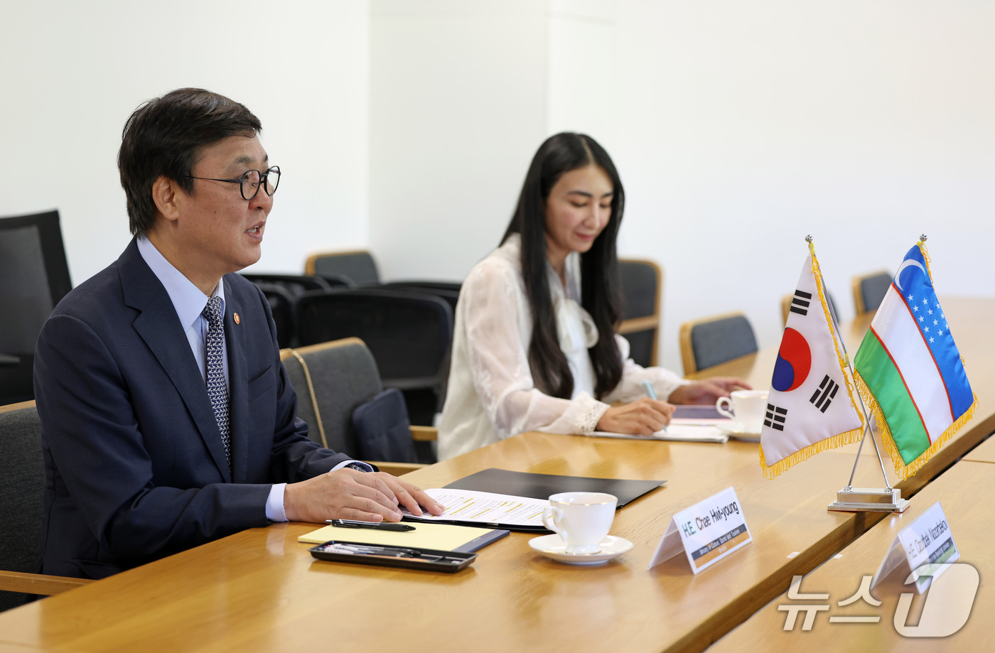 (서울=뉴스1) = 최휘영 문화체육관광부 장관이 15일 서울 종로구 국립현대미술관 서울관에서 오즈드베크 아흐마도비치 나자르베코프 우즈베키스탄 문화부 장관과 면담하고 있다. (문화체 …