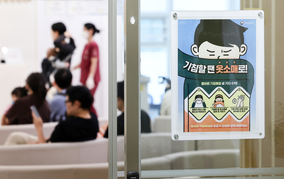코로나19 접종 '필수예방접종' 전환…65세 이상 내달 12일부터
