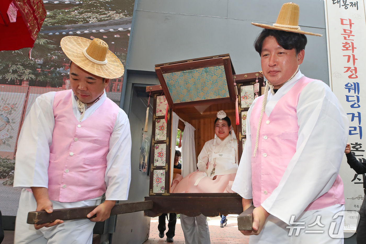 (대구=뉴스1) 공정식 기자 = 추석을 앞두고 15일 대구 중구 대봉동 김광석길 콘서트홀에서 열린 '2026 대구 중구 주민화합 대봉제'에서 다문화가정 신랑 오한검 씨와 신부 유빙 …