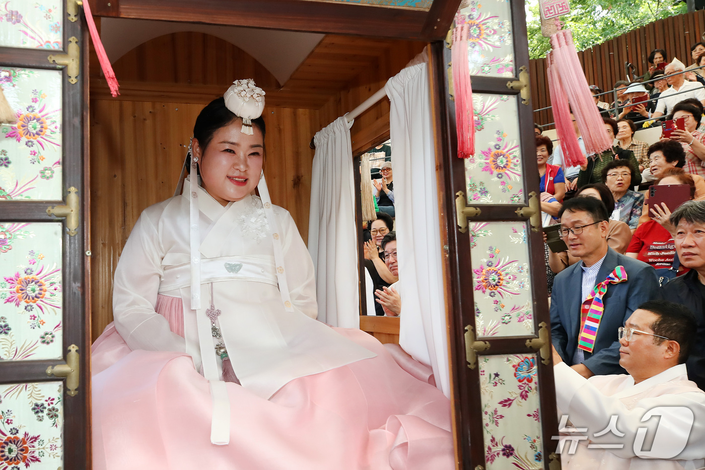 (대구=뉴스1) 공정식 기자 = 추석을 앞두고 15일 대구 중구 대봉동 김광석길 콘서트홀에서 열린 '2026 대구 중구 주민화합 대봉제'에서 다문화가정 신랑 오한검 씨와 신부 유빙 …