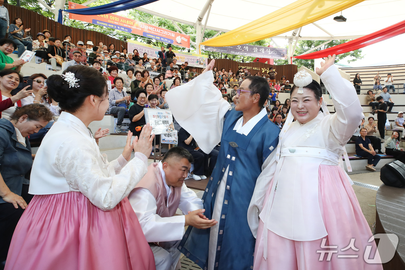 (대구=뉴스1) 공정식 기자 = 추석을 앞두고 15일 대구 중구 대봉동 김광석길 콘서트홀에서 열린 '2026 대구 중구 주민화합 대봉제'에서 다문화가정 신랑 오한검 씨와 신부 유빙 …