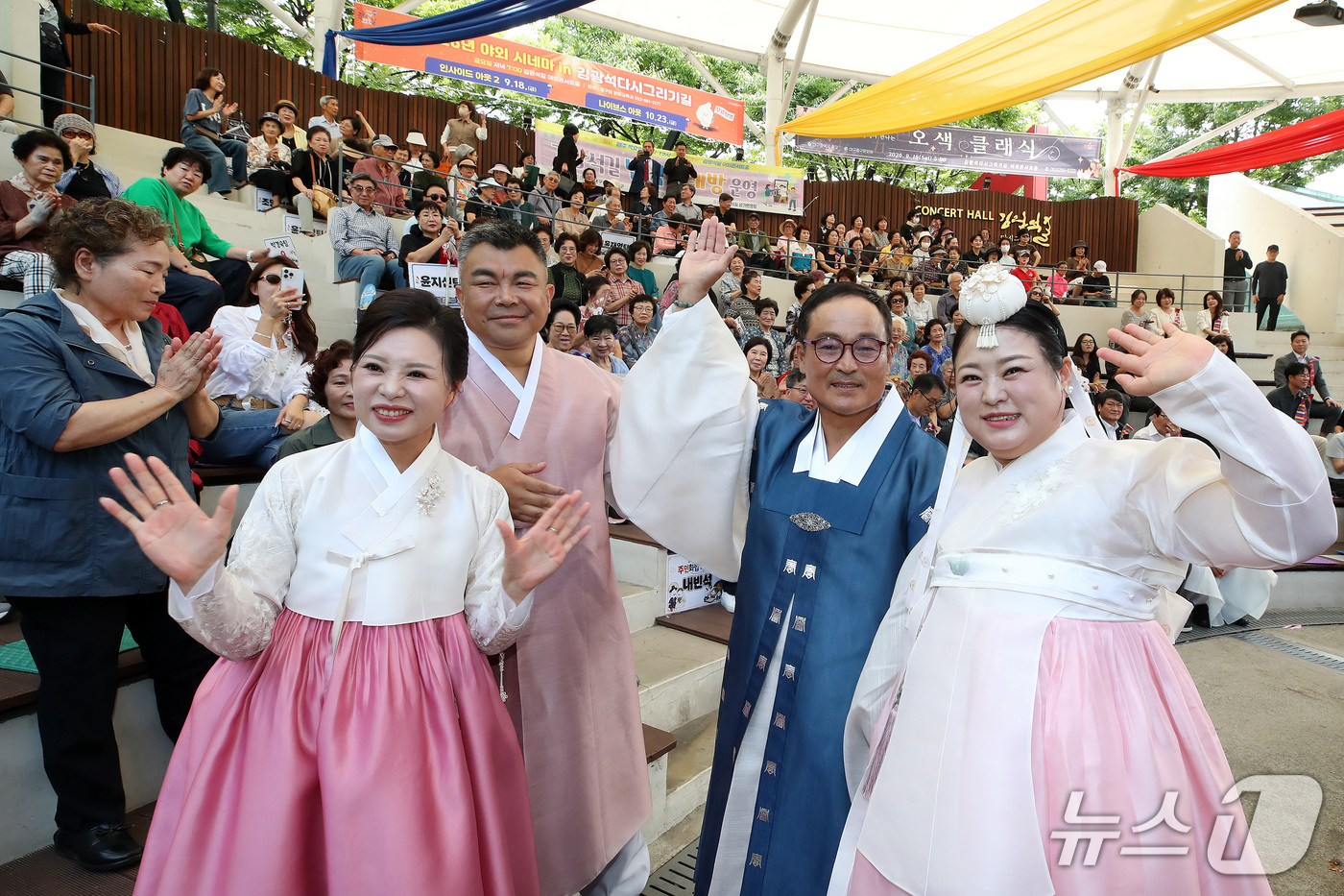 (대구=뉴스1) 공정식 기자 = 추석을 앞두고 15일 대구 중구 대봉동 김광석길 콘서트홀에서 열린 '2026 대구 중구 주민화합 대봉제'에서 다문화가정 신랑 오한검 씨와 신부 유빙 …
