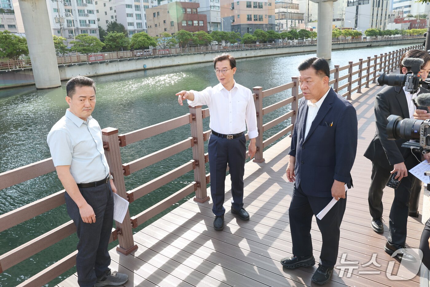 본문 이미지 - 전재수 부산시장이 동구 동천 보행데크를 방문해 현장을 살펴보고 있다.(부산시 제공. 재판매 및 DB금지)