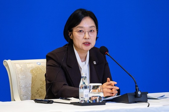 韓총리 "어떻게 긴 시간 공부하셨나…학계도 '월화수목금금금'"