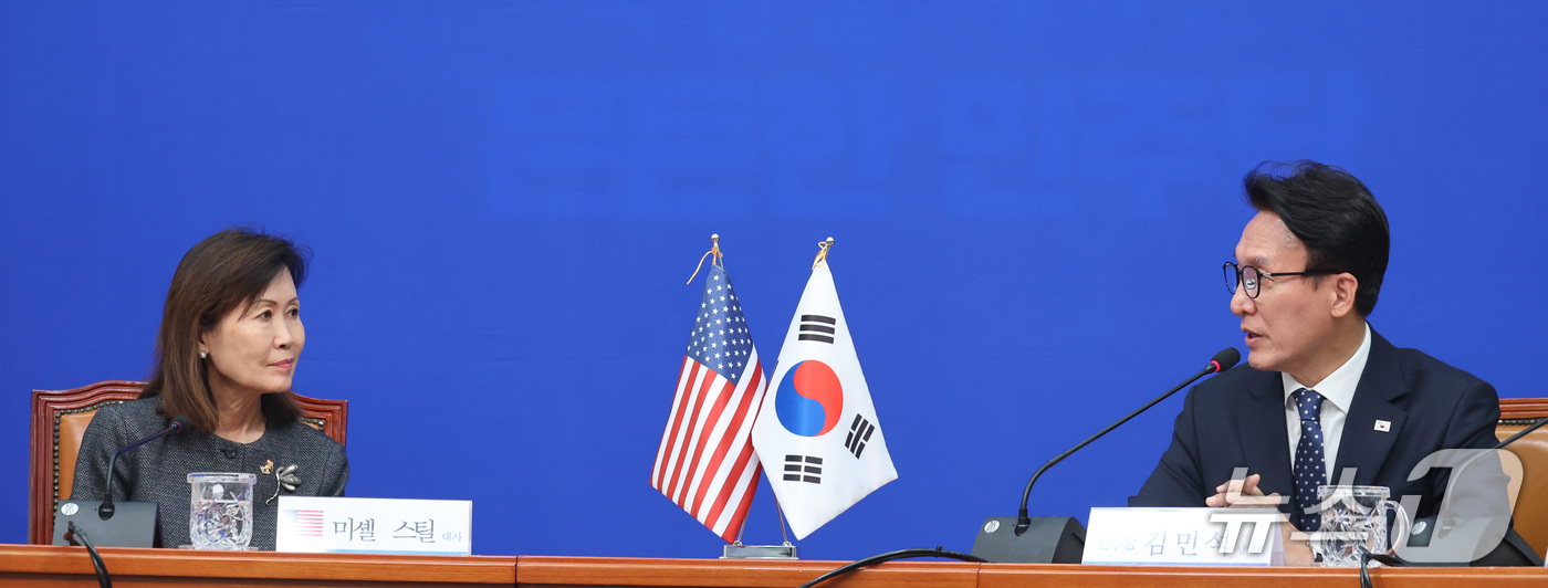 (서울=뉴스1) 신웅수 기자 = 김민석 더불어민주당 대표가 15일 서울 여의도 국회에서 미셸 스틸 주한미국대사를 접견하고 있다. 2026.9.15/뉴스1