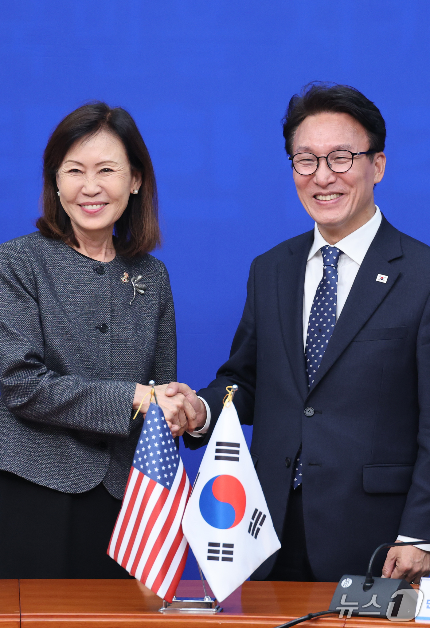 (서울=뉴스1) 신웅수 기자 = 김민석 더불어민주당 대표가 15일 서울 여의도 국회에서 미셸 스틸 주한미국대사를 접견하며 악수하고 있다. 2026.9.15/뉴스1