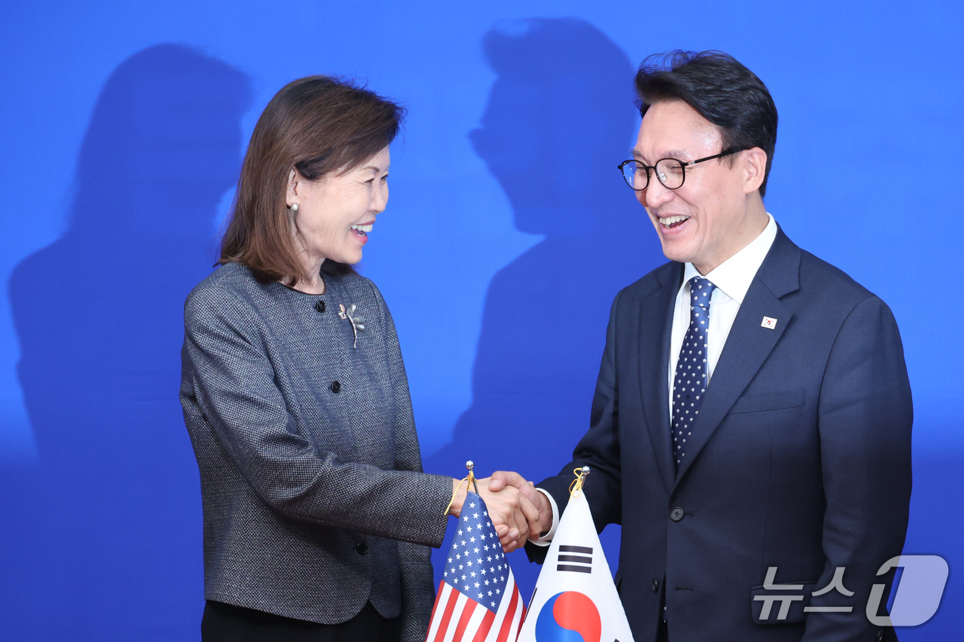(서울=뉴스1) 신웅수 기자 = 김민석 더불어민주당 대표가 15일 서울 여의도 국회에서 미셸 스틸 주한미국대사를 접견하며 악수하고 있다. 2026.9.15/뉴스1