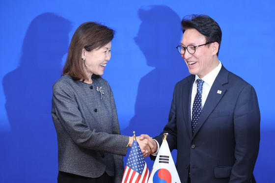 악수하는 김민석·미셸 스틸