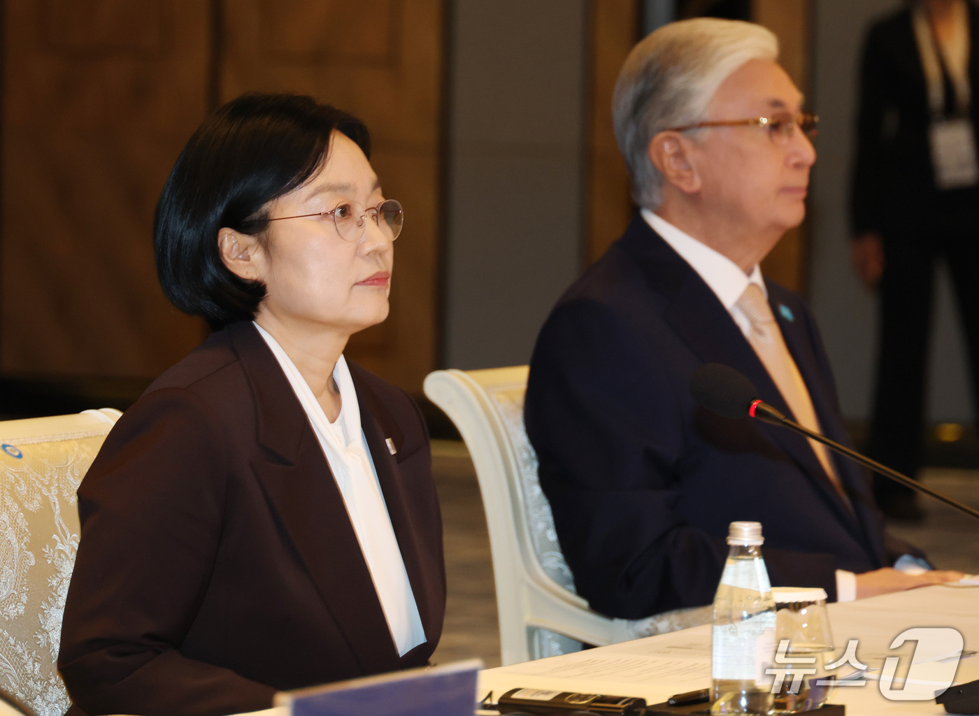 (서울=뉴스1) 청사사진기자단 = 한성숙 국무총리와 카심-조마르트 토카예프 카자흐스탄 대통령이 15일 오후 서울 종로구 포시즌스 호텔 서울에서 열린 한-카자흐스탄 비즈니스 라운드 …