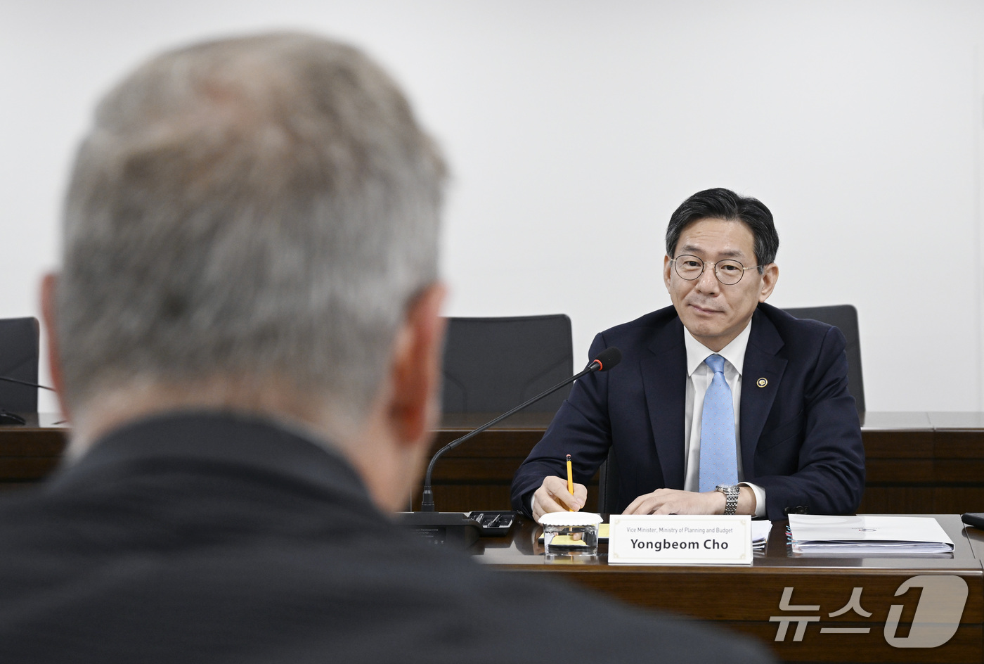 (서울=뉴스1) = 조용범 기획예산처 차관이 15일 오후 서울 중구 한국재정정보원에서 독일 연방의회 재정위원회 대표단과 면담을 하고 있다. (기획예산처 제공. 재판매 및 DB 금지 …
