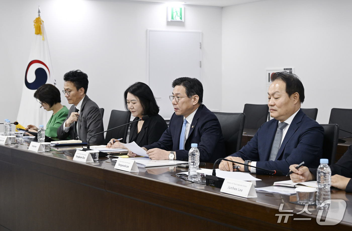 (서울=뉴스1) = 조용범 기획예산처 차관이 15일 오후 서울 중구 한국재정정보원에서 독일 연방의회 재정위원회 대표단과 면담을 하고 있다. (기획예산처 제공. 재판매 및 DB 금지 …