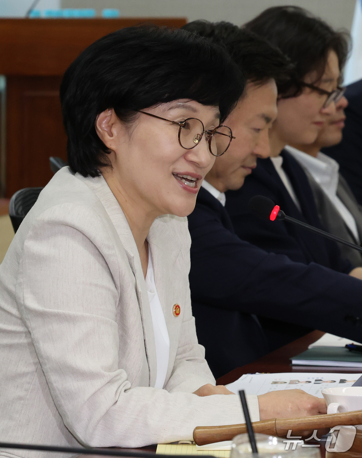 (서울=뉴스1) 이종덕 기자 = 원민경 성평등가족부 장관이 15일 서울 종로구 정부서울청사에서 제29차 청소년정책위원회 회의에서 모두발언하고 있다. 원 장관은 위기청소년에 대한 지 …