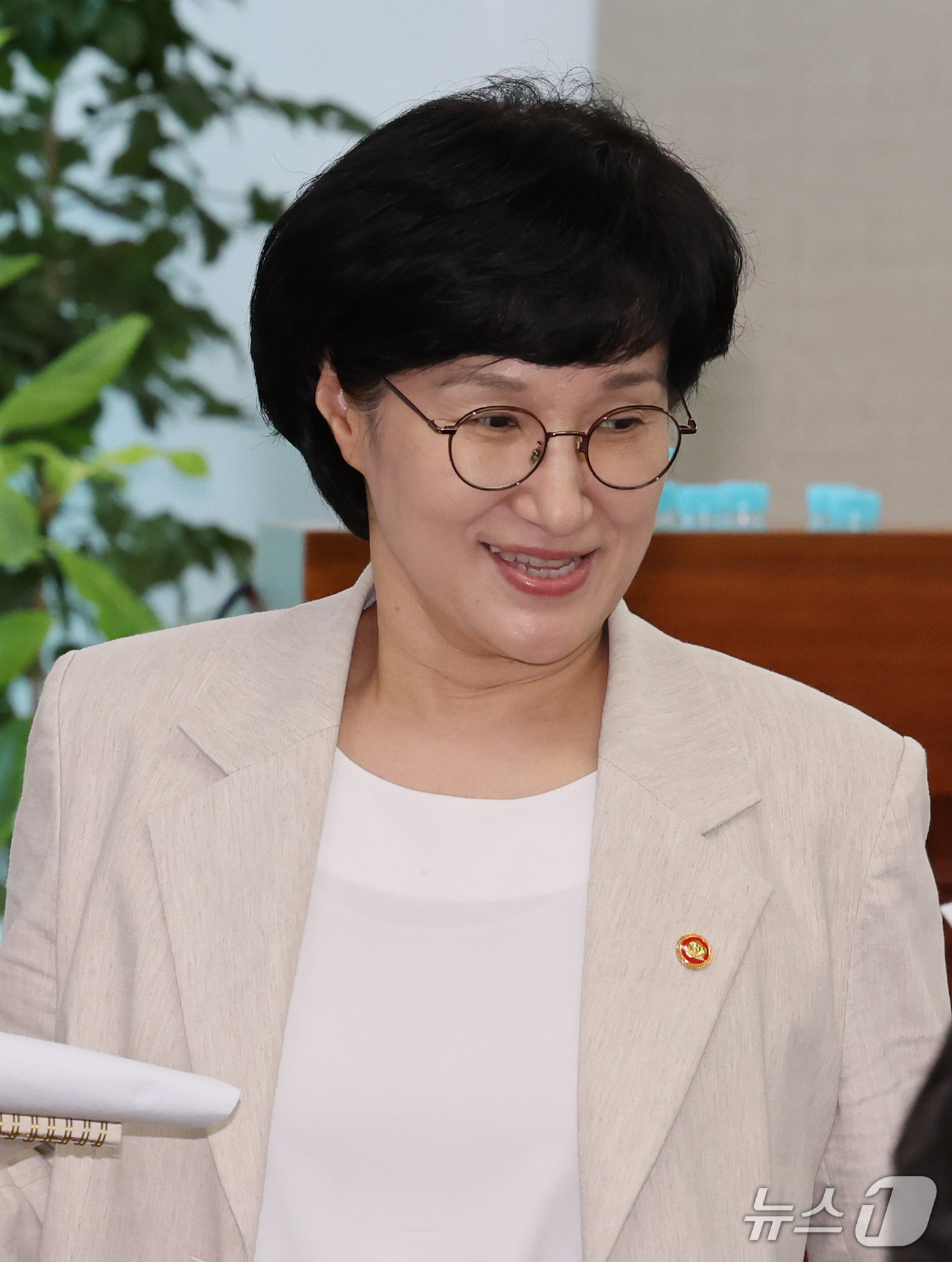 (서울=뉴스1) 이종덕 기자 = 원민경 성평등가족부 장관이 15일 서울 종로구 정부서울청사에서 제29차 청소년정책위원회 회의에 참석하며 미소짓고 있다. 원 장관은 위기청소년에 대한 …