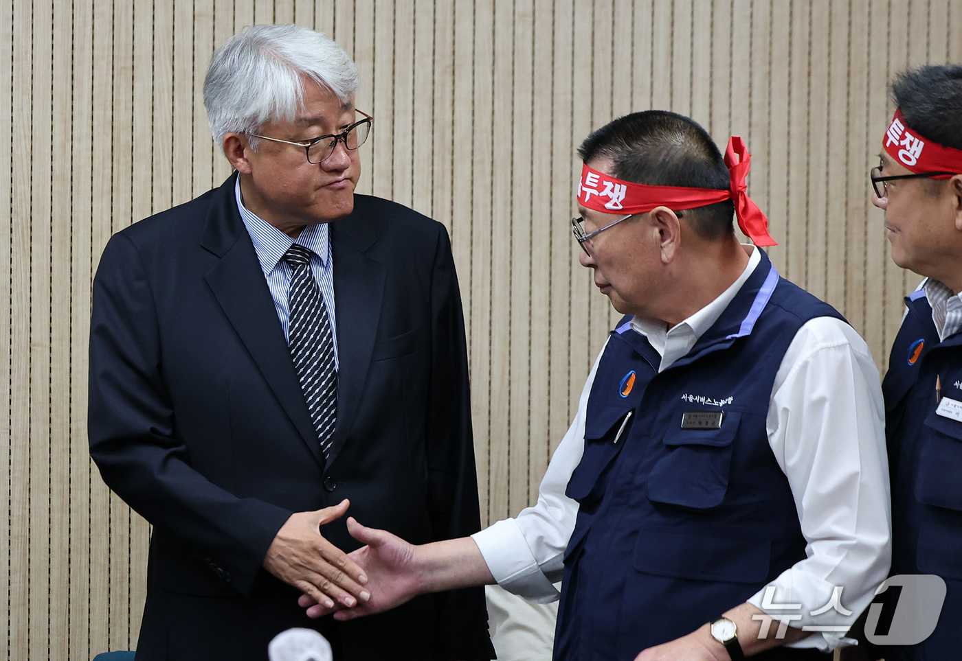 (서울=뉴스1) 김진환 기자 = 김정환 서울시버스사업조합 이사장과 박점곤 서울시버스노동조합 위원장(오른쪽)이 15일 오후 서울 영등포구 서울지방노동위원회에서 열리는 제2차 조정회의 …