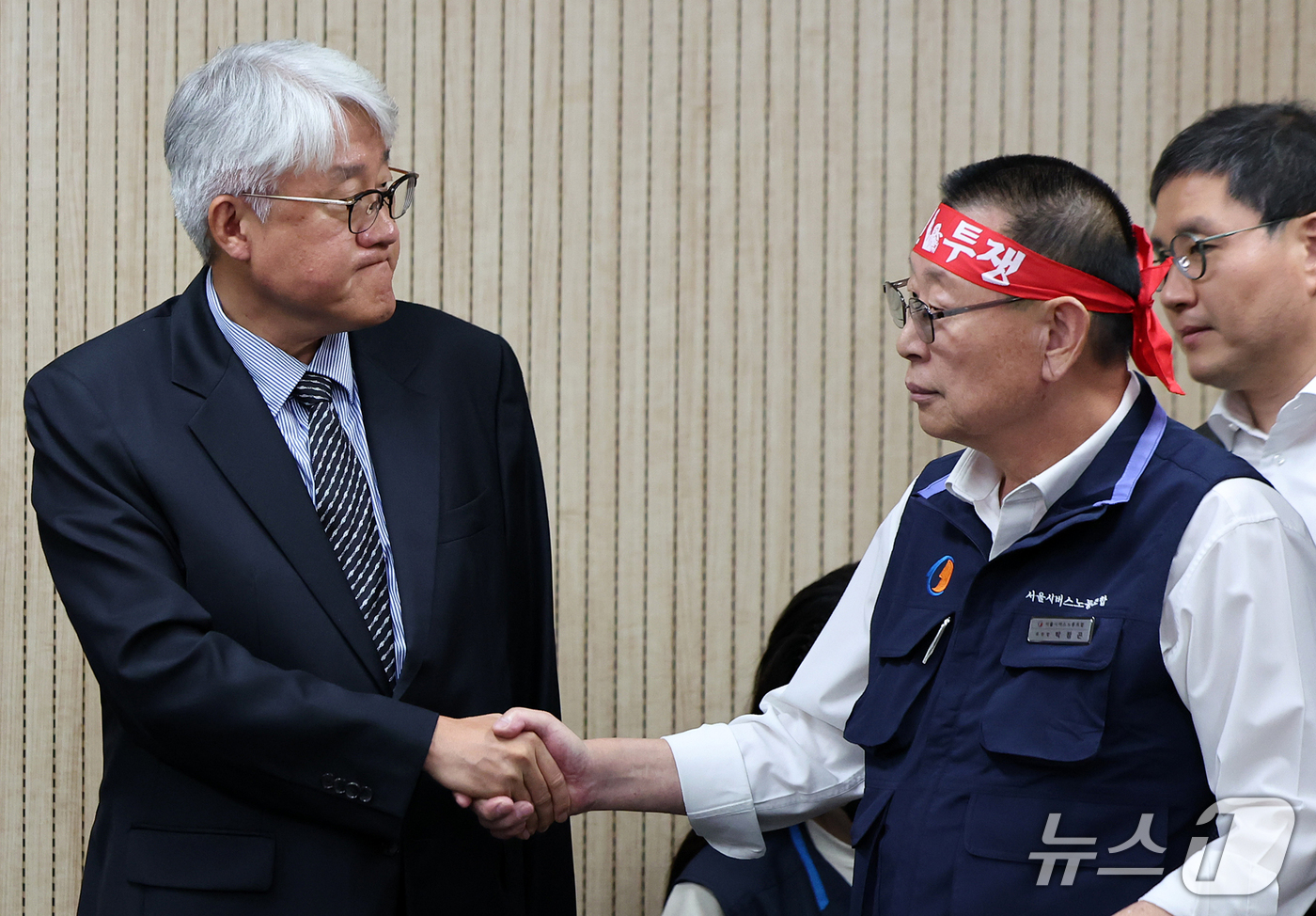 (서울=뉴스1) 김진환 기자 = 김정환 서울시버스사업조합 이사장과 박점곤 서울시버스노동조합 위원장(오른쪽)이 15일 오후 서울 영등포구 서울지방노동위원회에서 열리는 제2차 조정회의 …