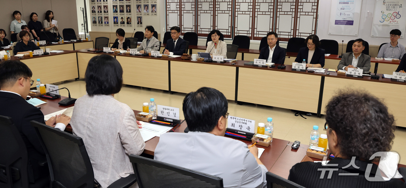 (서울=뉴스1) 이종덕 기자 = 원민경 성평등가족부 장관이 15일 서울 종로구 정부서울청사에서 제29차 청소년정책위원회 회의에서 모두발언하고 있다. 원 장관은 위기청소년에 대한 지 …