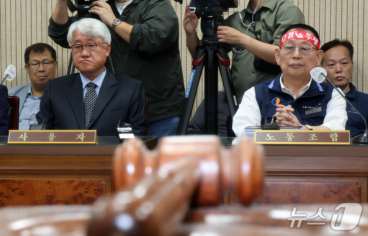 (서울=뉴스1) 김진환 기자 = 김정환 서울시버스사업조합 이사장과 박점곤 서울시버스노동조합 위원장(오른쪽)이 15일 오후 서울 영등포구 서울지방노동위원회에서 열린 제2차 조정회의에 …