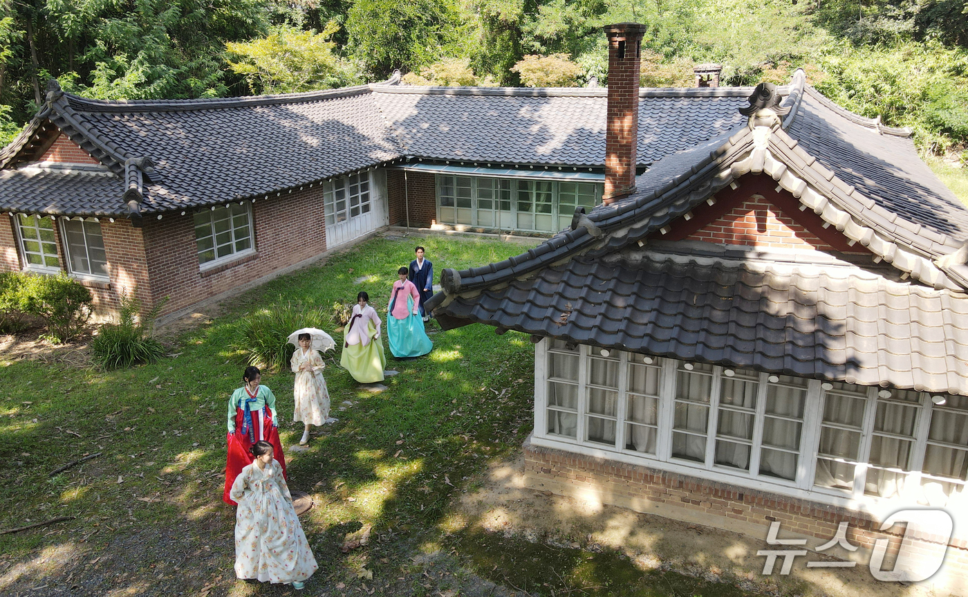 (대전=뉴스1) 김기태 기자 = 추석을 앞둔 15일 대전 대덕구 한남대 오정동선교사촌에서 패션디자인학과 학생들이 한복을 입고 야외 수업을 하고 있다. 2026.9.15/뉴스1