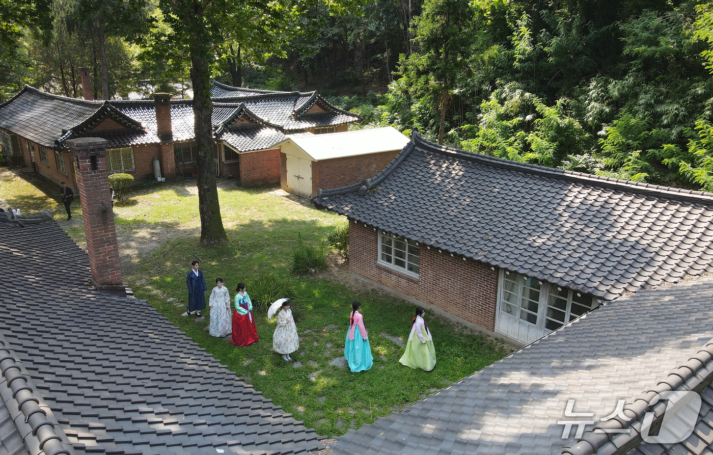 (대전=뉴스1) 김기태 기자 = 추석을 앞둔 15일 대전 대덕구 한남대 오정동선교사촌에서 패션디자인학과 학생들이 한복을 입고 야외 수업을 하고 있다. 2026.9.15/뉴스1
