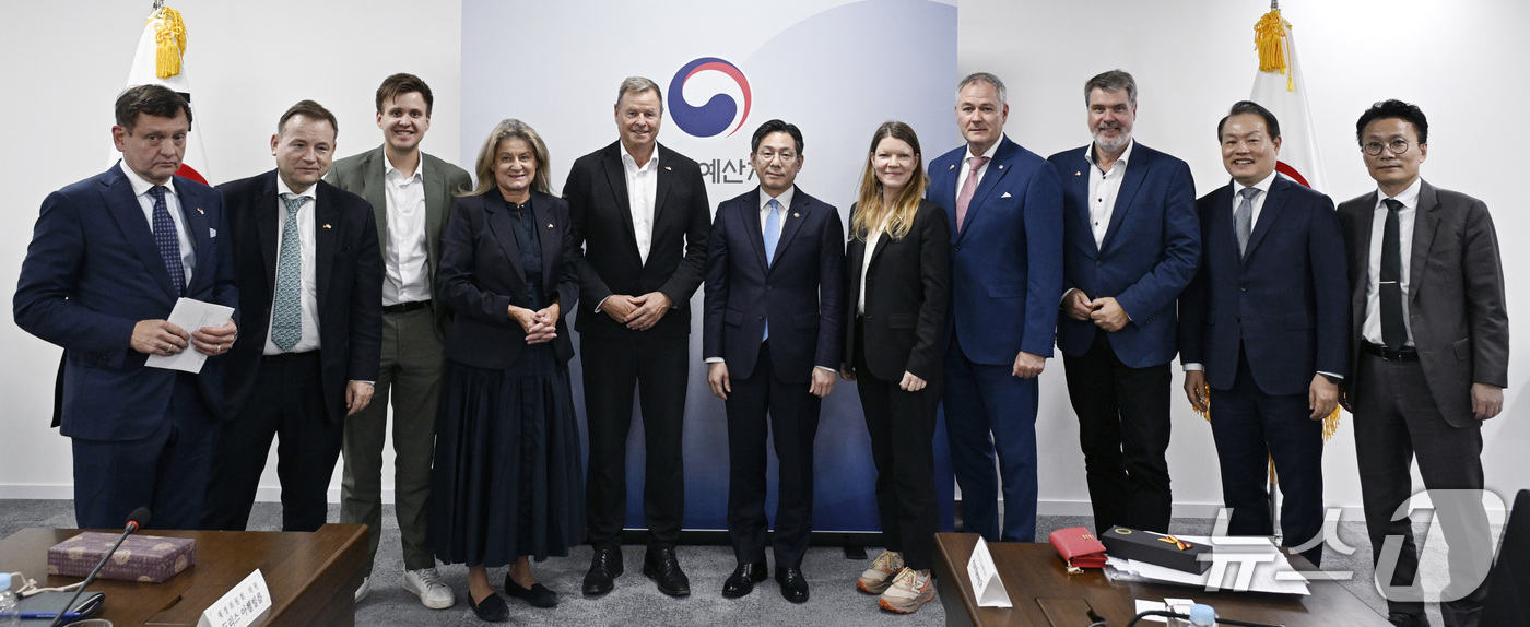 (서울=뉴스1) = 조용범 기획예산처 차관이 15일 오후 서울 중구 한국재정정보원에서 크리스티안 괴르케 독일 연방의회 재정위원회 대표단과 면담 기념촬영을 하고 있다. (기획예산처 …