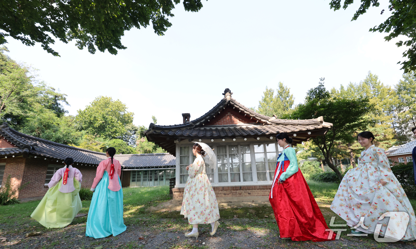 (대전=뉴스1) 김기태 기자 = 추석을 앞둔 15일 대전 대덕구 한남대 오정동선교사촌에서 패션디자인학과 학생들이 한복을 입고 야외 수업을 하고 있다. 2026.9.15/뉴스1