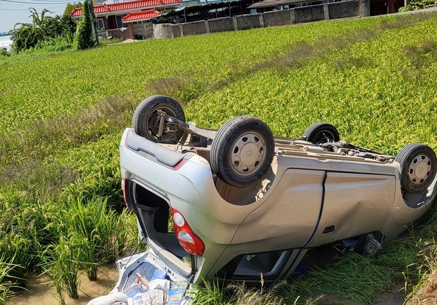 익산 황등면 농로 달리던 경차 전복…90대 운전자 경상