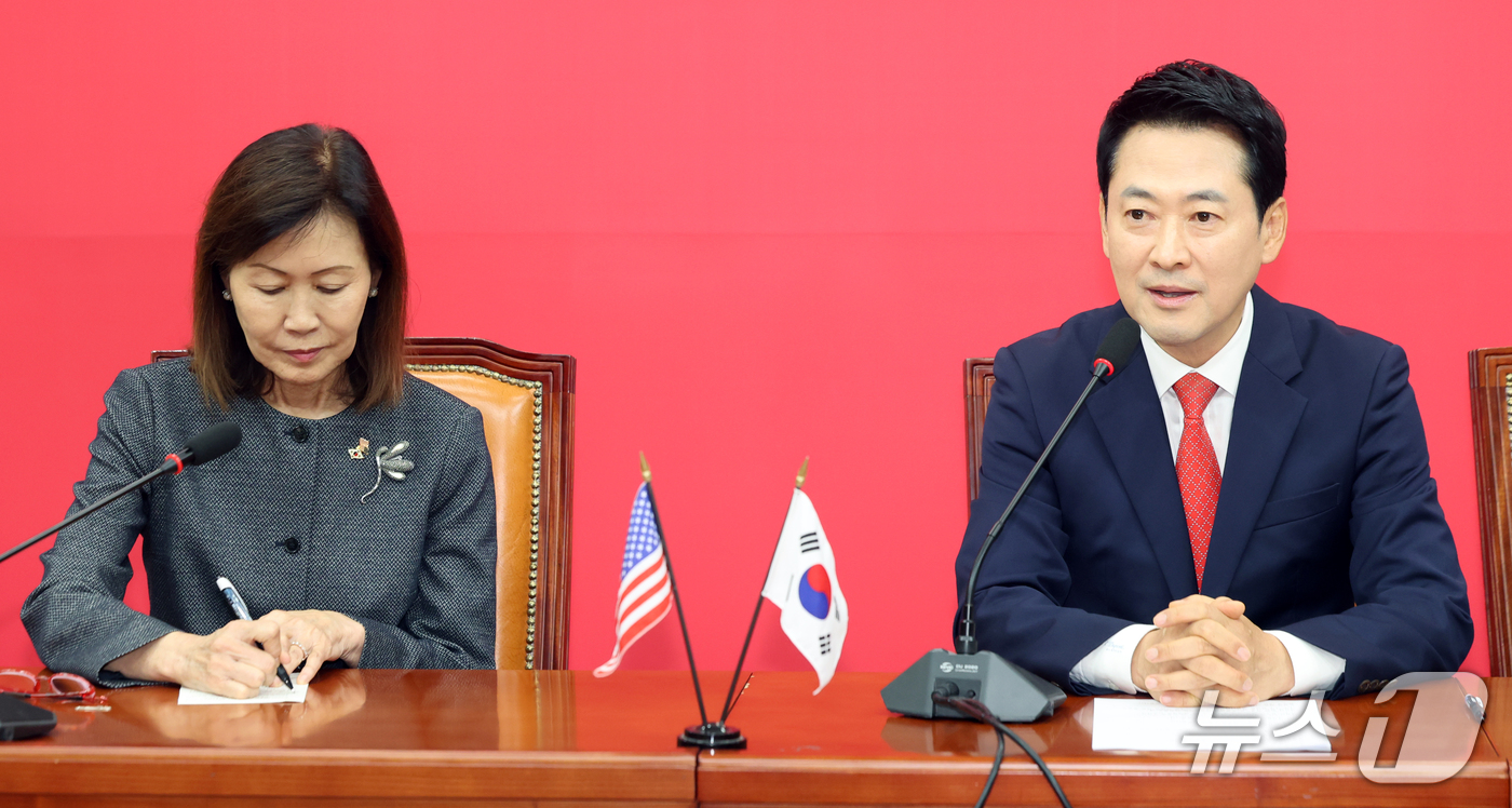 (서울=뉴스1) 황기선 기자 = 장동혁 국민의힘 대표가 15일 서울 여의도 국회에서 미셸 스틸 주한미국대사를 접견, 인사말을 하고 있다.  2026.9.15/뉴스1