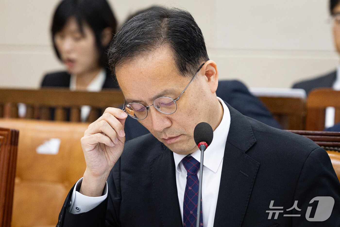 본문 이미지 - 이형일 부총리 겸 재정경제부 장관 후보자가 15일 서울 여의도 국회 재정경제기획위원회 인사청문회에 출석해 안경을 고쳐 쓰고 있다. 2026.9.15 ⓒ 뉴스1 유승관 기자