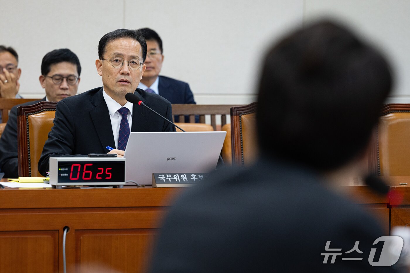 본문 이미지 - 이형일 부총리 겸 재정경제부 장관 후보자가 15일 서울 여의도 국회 재정경제기획위원회 인사청문회에 출석해 의원 질의에 답하고 있다. 2026.9.15 ⓒ 뉴스1 유승관 기자