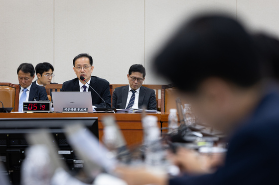 여당 의원 질의 답하는 이형일 부총리 겸 재경부 장관 후보자