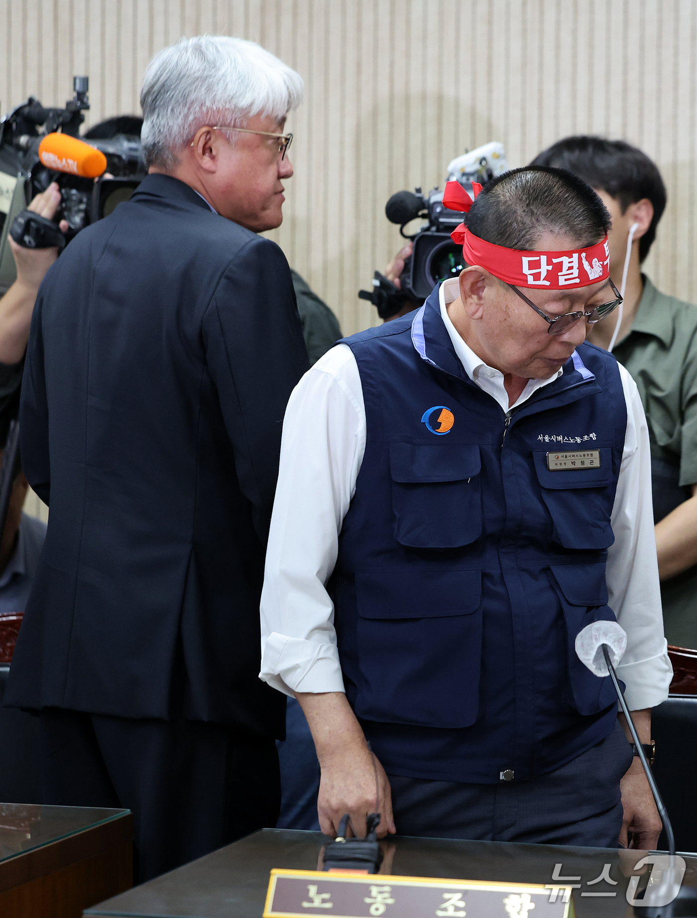 (서울=뉴스1) 김진환 기자 = 김정환 서울시버스사업조합 이사장과 박점곤 서울시버스노동조합 위원장(오른쪽)이 15일 오후 서울 영등포구 서울지방노동위원회에서 열린 제2차 조정회의에 …