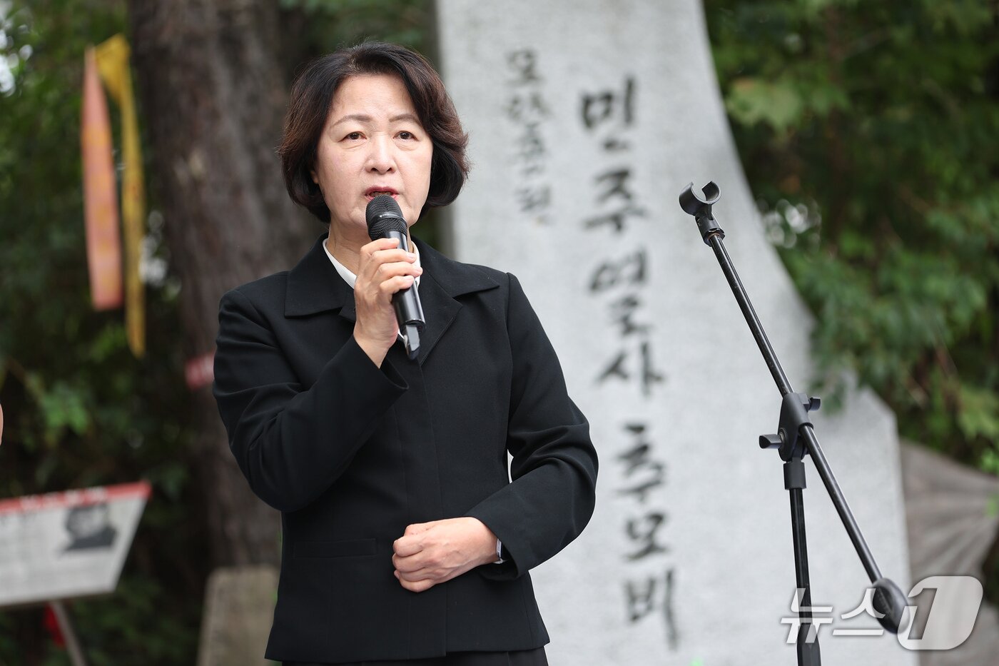 본문 이미지 - 지난 12일 오후 모란공원 민주열사묘역에서 열린 2026년 경기도 민주화운동희생자 추모제에서 추미애 경기도지사가 추모사를 하고있다.(경기도 제공. 재판매 및 DB 금지)